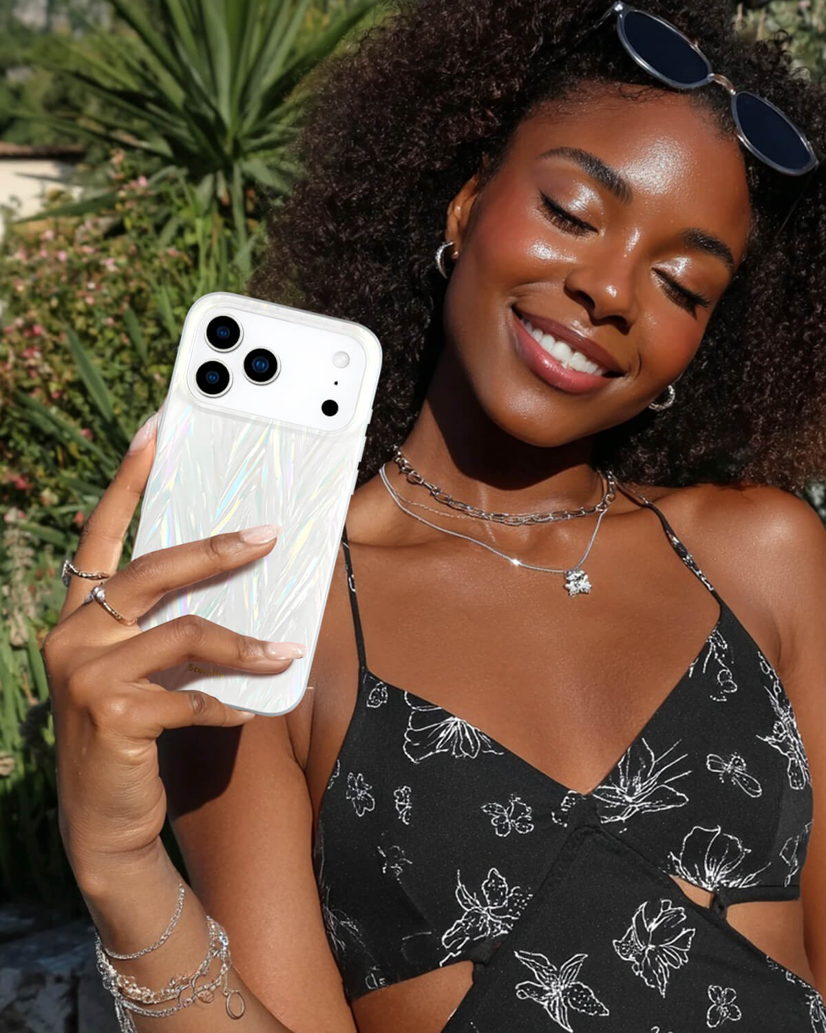 Stylish iPhone case with pearls for iPhone 17