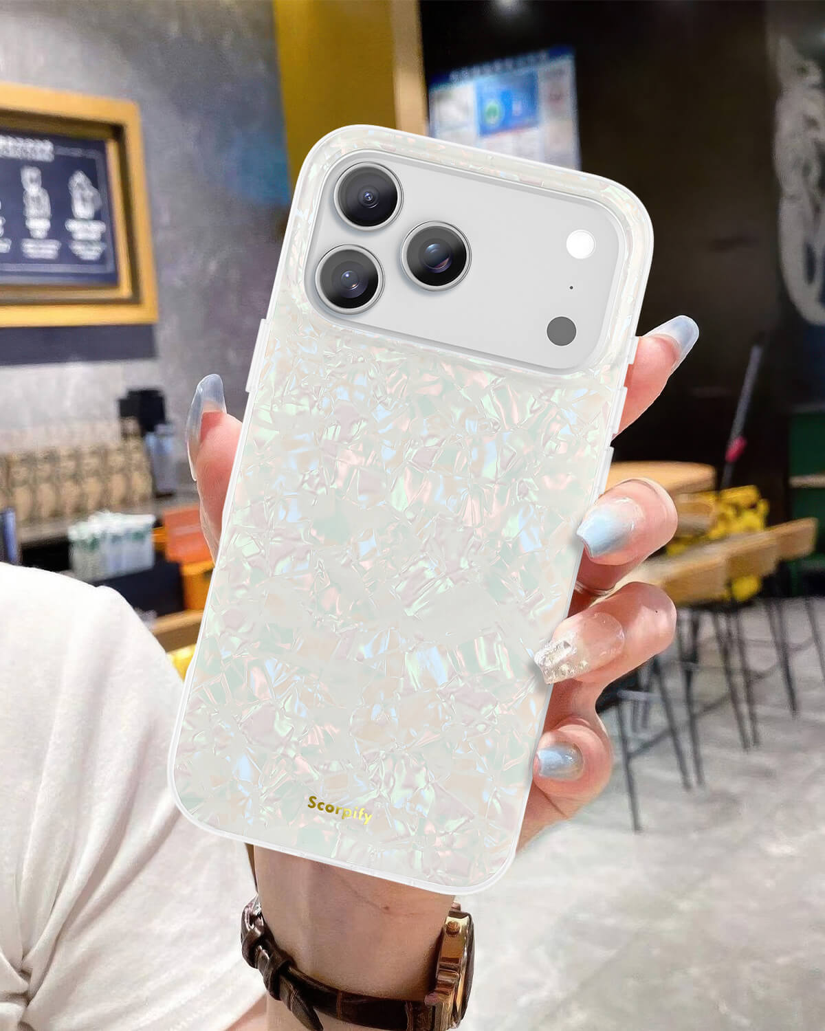 Stylish pearlescent phone case with colorful tones